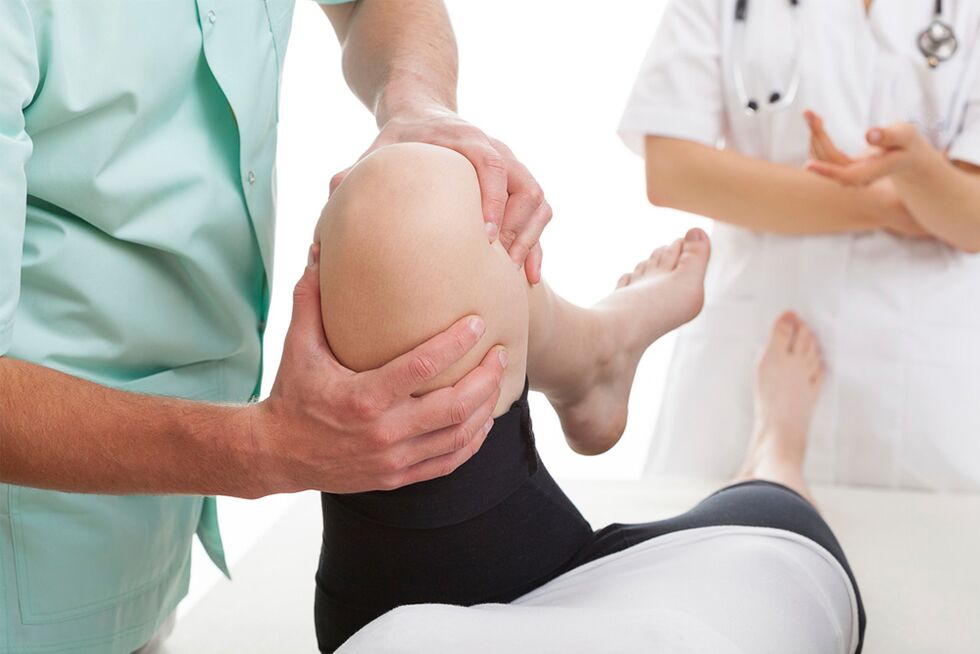 Arzt untersucht Knie auf Gelenkschmerzen