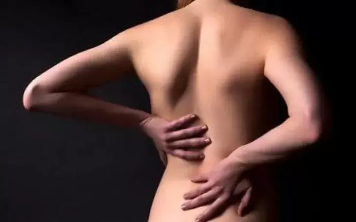Bei Osteochondrose können Sie Ihren Rücken mit einer traditionellen Wärmemassage massieren.