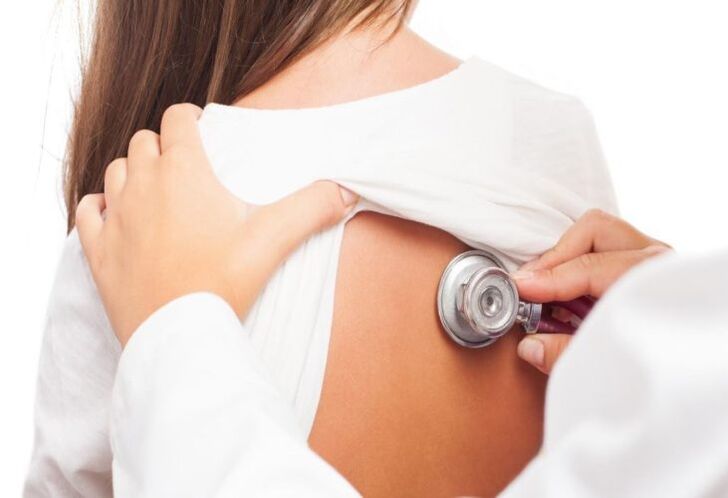 ärztliche Untersuchung auf Schulterblattschmerzen